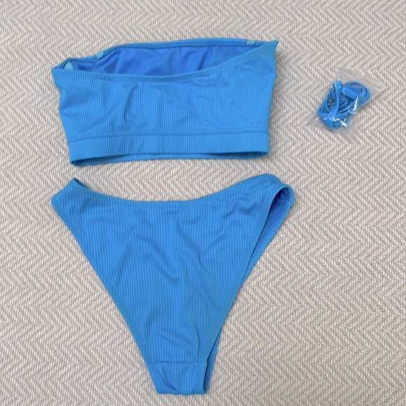 XHILARATION Bikini - Bandeau Top with Removable Pads and Straps. - Picture 2 of 7